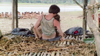 Francesca Ciardi çıplak, Cannibal Holocaust'tan (1980) seks sahnesi