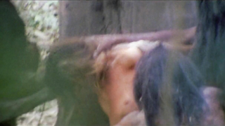 Francesca Ciardi çıplak, Cannibal Holocaust'tan (1980) seks sahnesi