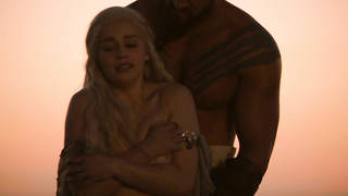 Emilia Clarke desnuda, escena de sexo de Juego de Tronos s01 (2011)