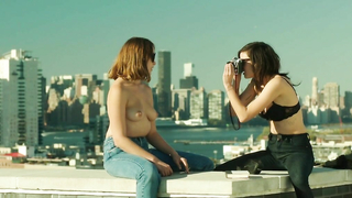 Scena erotica di Lina Esco e Lola Kirke da Free the Nipple (2014)