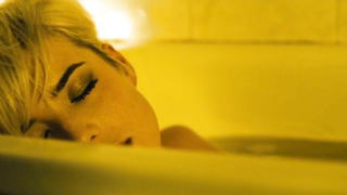 Scena erotica di Agyness Deyn da Pusher (2012)