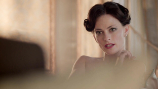 Scène érotique de Lara Pulver de Sherlock s02e01 (2012)