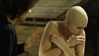 Delphine Chaneac nago, scena seksu ze Splice (2009)