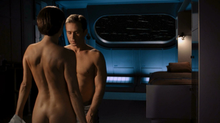 Jolene Blalock y Linda Park desnudas, escena de sexo de Star Trek Enterprise (2003-005)