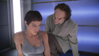 Jolene Blalock y Linda Park desnudas, escena de sexo de Star Trek Enterprise (2003-005)