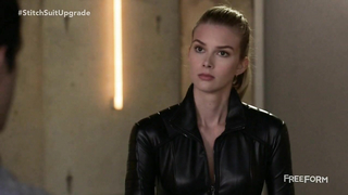 Scène érotique d'Emma Ishta de Stitchers s02e01 (2016)