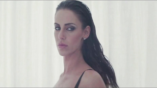 Jessica Lowndes çıplak, Deja Vu'dan (2016) sahne