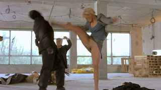 Emma Sjoberg desnuda, escena de Taxi 2 (2000)