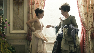 Virginie Ledoyen nago, Lea Seydoux nago, scena z Pożegnania, moja królowo (2012)