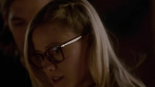 Olivia Taylor Dudley desnuda, escena de Los magos s01e06 (2016)