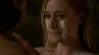 Olivia Taylor Dudley desnuda, escena de Los magos s01e06 (2016)