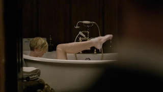 Aure Atika y Elizabeth Debicki desnudas, escena de sexo de The Night Manager s01e01 (2016)