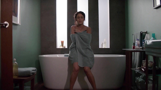 Lisa Edelstein y Necar Zadegan desnudos, escena erótica de Girlfriends Guide to Divorce s02e12 (2016)