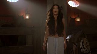 Catherine Zeta, escena erótica de Jones desnuda, escena erótica de La máscara del Zorro (1998)