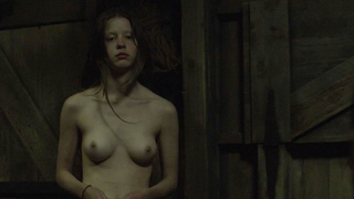 Mia Goth desnuda, escena de sexo de The Survivalist (2015)