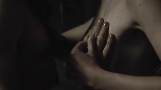 Mia Goth desnuda, escena de sexo de The Survivalist (2015)