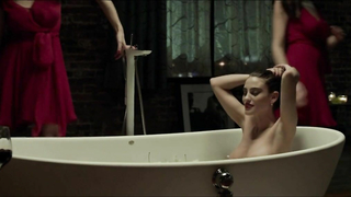 Luisa Moraes nuda, scena erotica da Solace (2015)