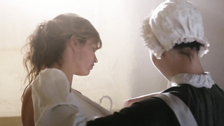 Lily James e Tuppence Middleton nudi, scena erotica di Guerra e pace s01e01 (2016)