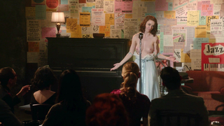 Rachel Brosnahan desnuda, escena erótica de La maravillosa señora Maisel s01e01 (2017)