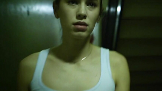 Dylan Penn sexy, escena de sexo de Condemned (2015)