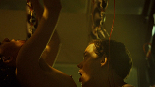 Camille De Pazzis nuda, scena di sesso da Hemlock Grove s03e04,06 (2015)