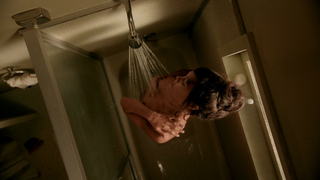 Thandie Newton nua, cena de Rogue s01e06,07 (2013)