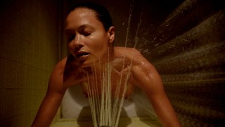 Thandie Newton nua, cena de sexo de Rogue s01e01,02 (2013)