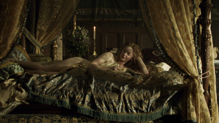 Holliday Grainger desnuda, escena de Los Borgia s03e02 (2013)