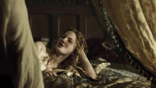 Holliday Grainger desnuda, escena de Los Borgia s03e02 (2013)