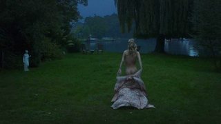 Vanessa Kirby desnuda, Aimee Ffion Edwards desnuda, escena de Queen and Country (2014)