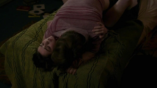 Maisie Williams sexy, escena de sexo de The Falling (2014)