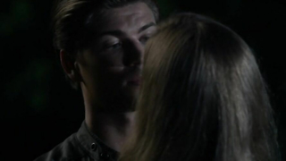 Willa Fitzgerald sexy, escena de sexo de Scream s01e05 (2015)