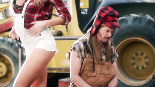 Charlotte McKinney seksowna, scena z Joe Dirt 2 (2015)