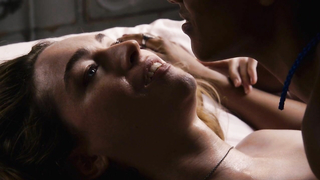 Freema Agyeman nuda, Jamie Clayton nuda, scena da Sense8 s01e01 (2015)