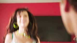 Ashley Rickards sexy, escena de Behaving Badly (2014)