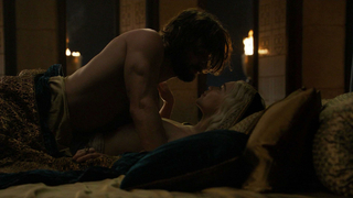 Emilia Clarke sexy, scène de sexe de Game of Thrones s05e07 (2015)