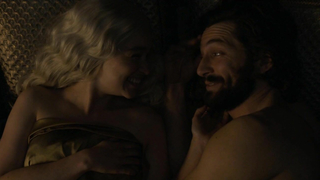 Emilia Clarke sexy, scène de sexe de Game of Thrones s05e07 (2015)