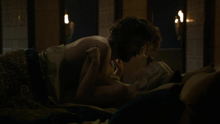 Emilia Clarke sexy, scène de sexe de Game of Thrones s05e07 (2015)