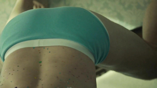 Tatiana Maslany sexy, escena de Orphan Black s03e06 (2015)