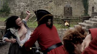 Laura Donnelly nue, Caitriona Balfe nue, scène d'Outlander s01e02 (2014)