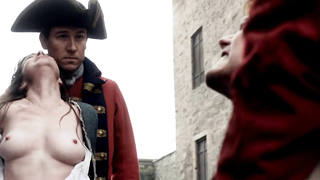 Laura Donnelly nue, Caitriona Balfe nue, scène d'Outlander s01e02 (2014)