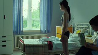 Emily Browning sexy, escena de Dios ayude a la niña (2014)