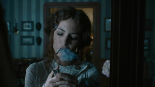 Louise Bourgoin desnuda, escena de Las aventuras extraordinarias de Adele Blanc-Sec (2010)