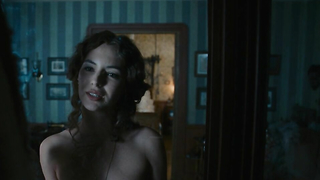 Louise Bourgoin desnuda, escena de Las aventuras extraordinarias de Adele Blanc-Sec (2010)