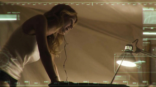 Ashley Hinshaw sexy, cena de A Pirâmide (2014)