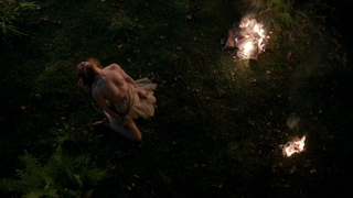 Lotte Verbeek desnuda, escena de Outlander s01e10 (2015)