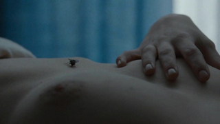 Ana Girardot nue, scène de La prochaine fois, je viserai le cœur (2014)