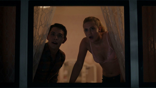 Lili Reinhart sexy, Szene aus Riverdale s01e01 (2017)