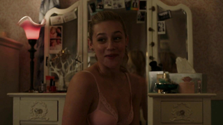 Lili Reinhart sexy, Szene aus Riverdale s01e01 (2017)