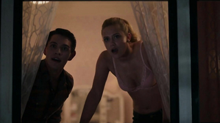 Lili Reinhart sexy, Szene aus Riverdale s01e01 (2017)